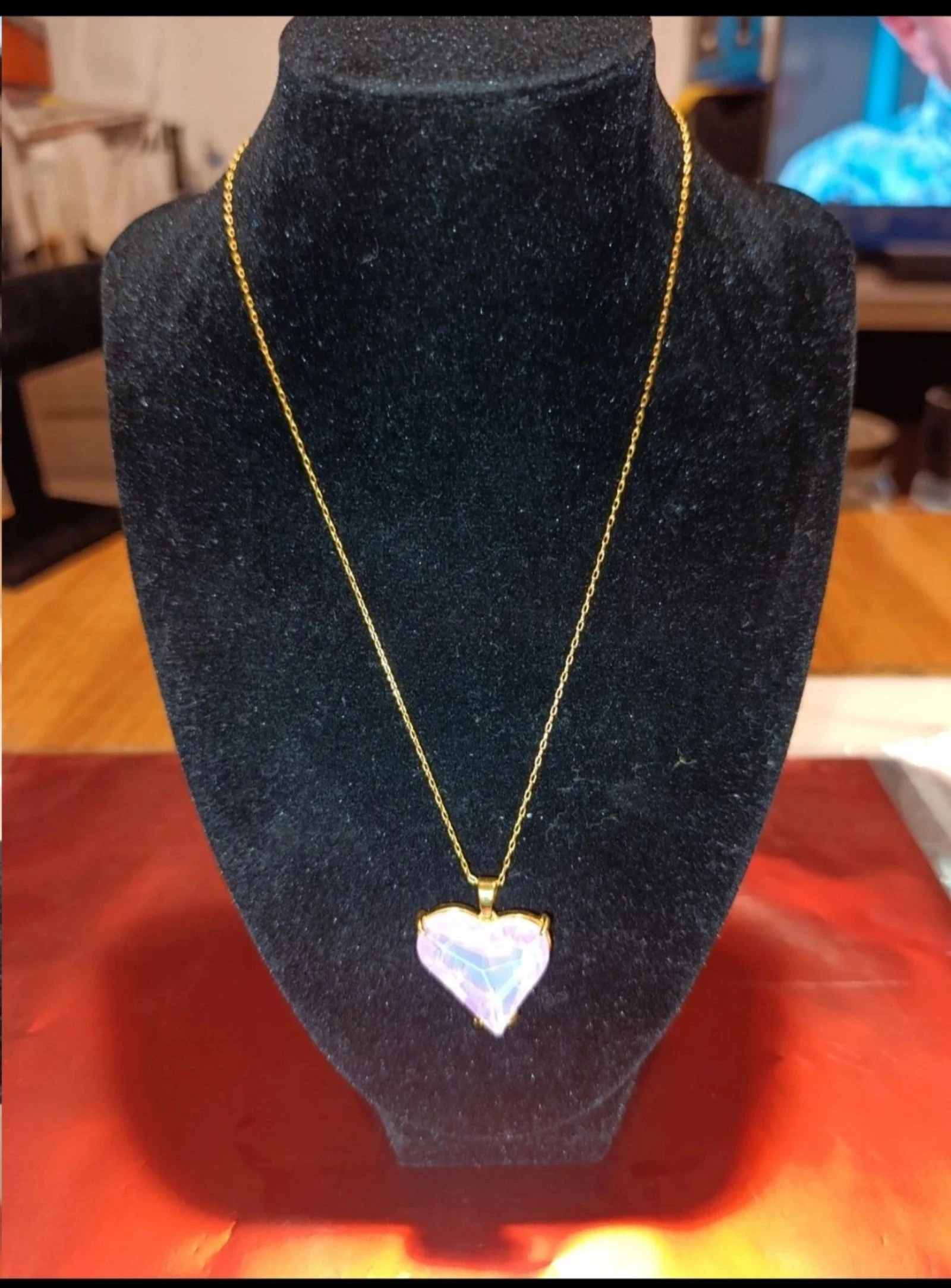 Collar acero dorado corazon acrílico rosado 48 cms